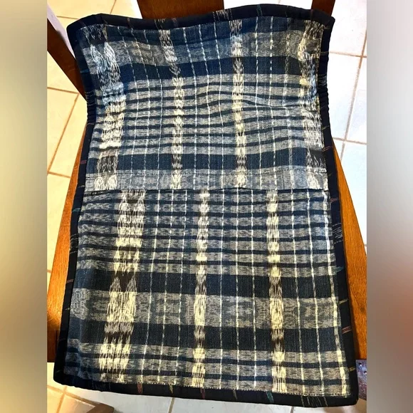 Artisan made pillow covers. Tulip design. Made in Chichicastenango Guatemala. - Picture 6 of 10